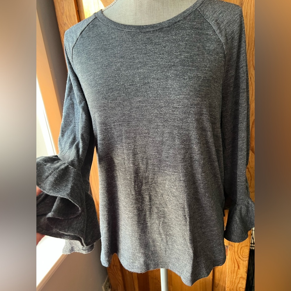 Reserved Banana Republic 3/4 sleeve top. Crew neck. Ruffled sleeve. - Picture 8 of 13